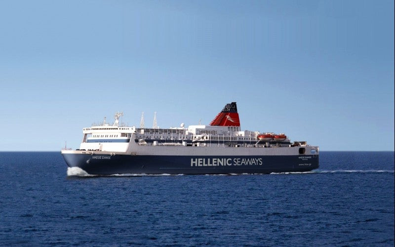  Το «Νήσος Σάμος» στη Νάξο «δένει» με 8 μποφόρ (βίντεο)